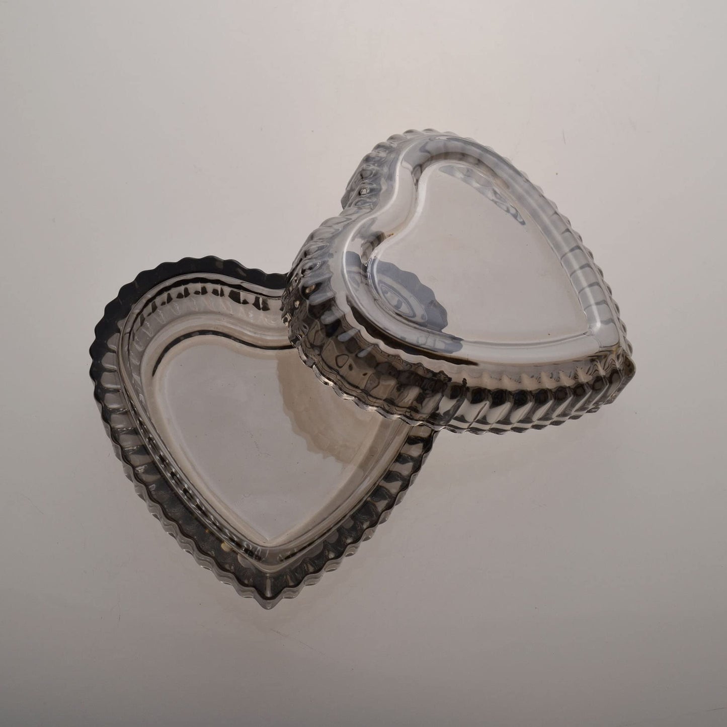 Heart-Shaped Crystal Glass Jewelry Box with Embossed Design and Lid