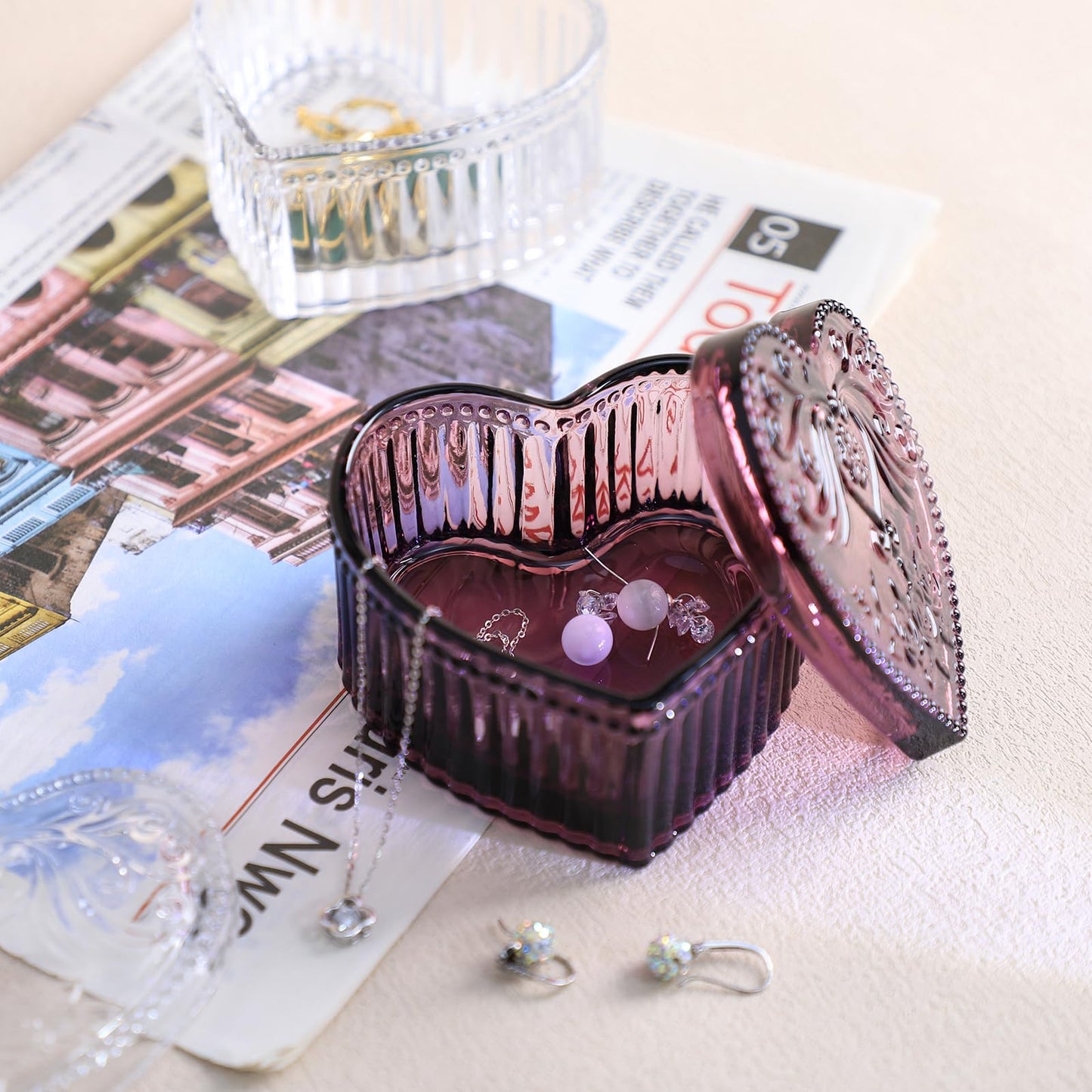 Heart-Shaped Crystal Glass Jewelry Box with Embossed Design and Lid