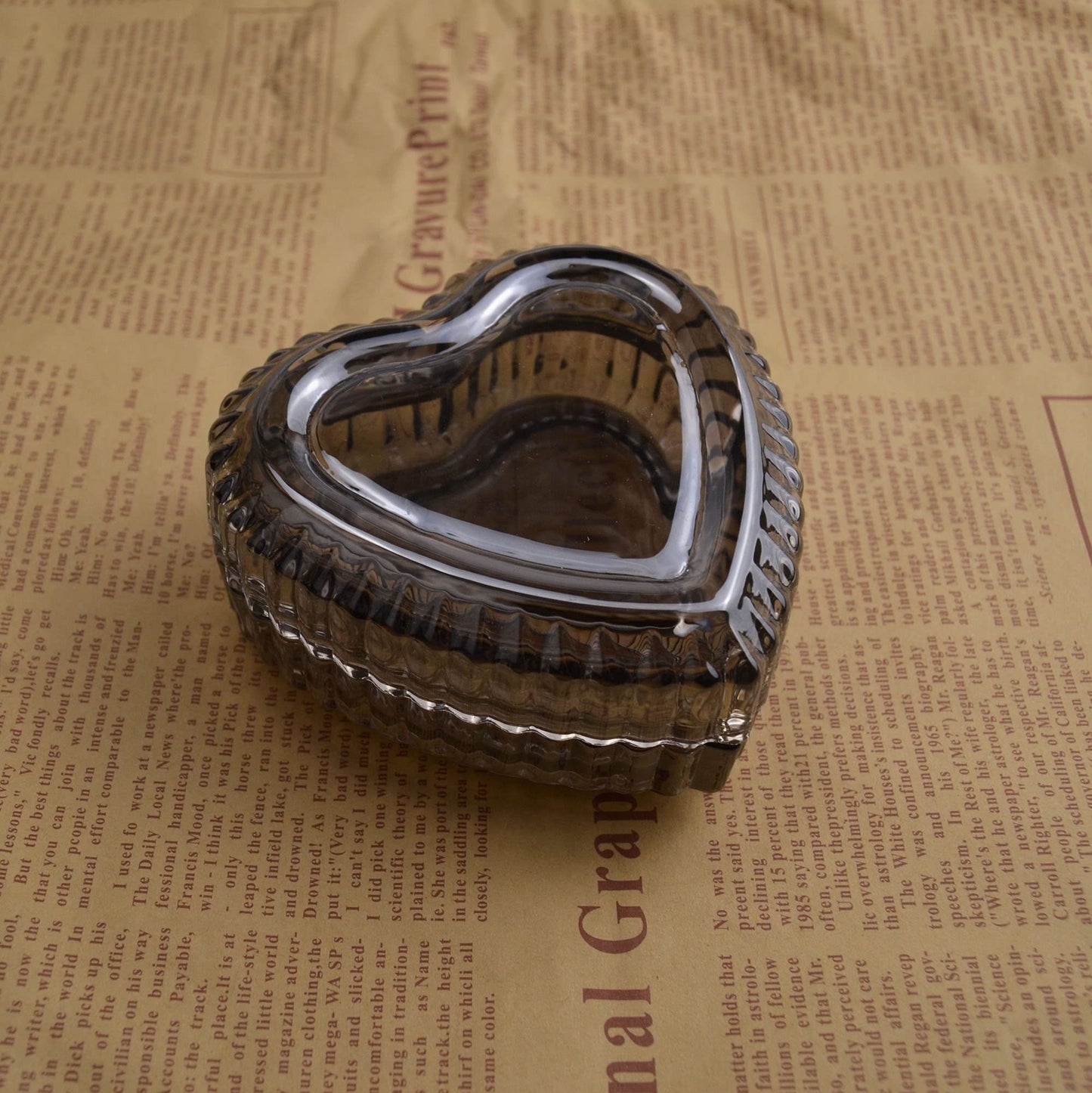 Heart-Shaped Crystal Glass Jewelry Box with Embossed Design and Lid