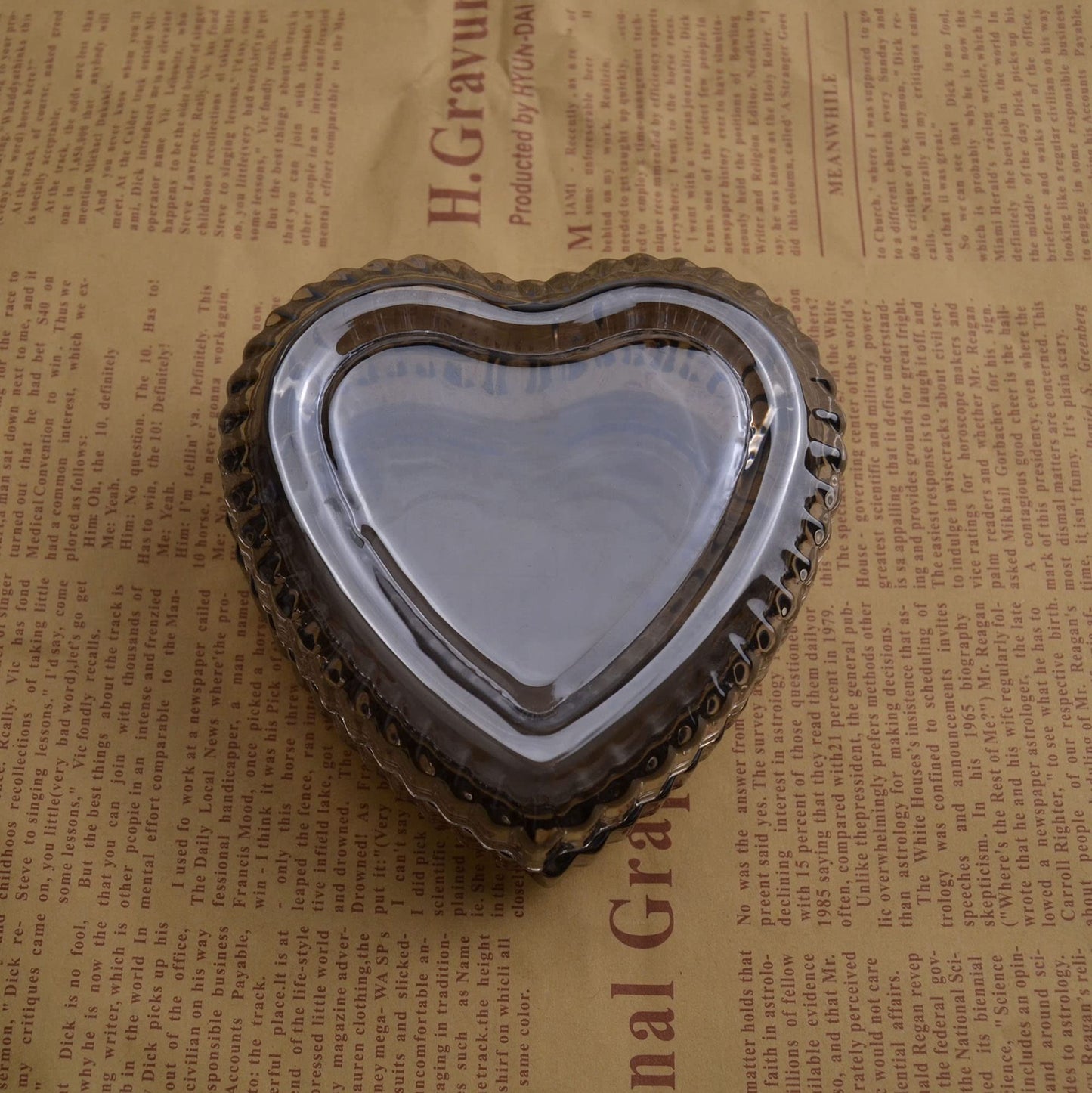 Heart-Shaped Crystal Glass Jewelry Box with Embossed Design and Lid